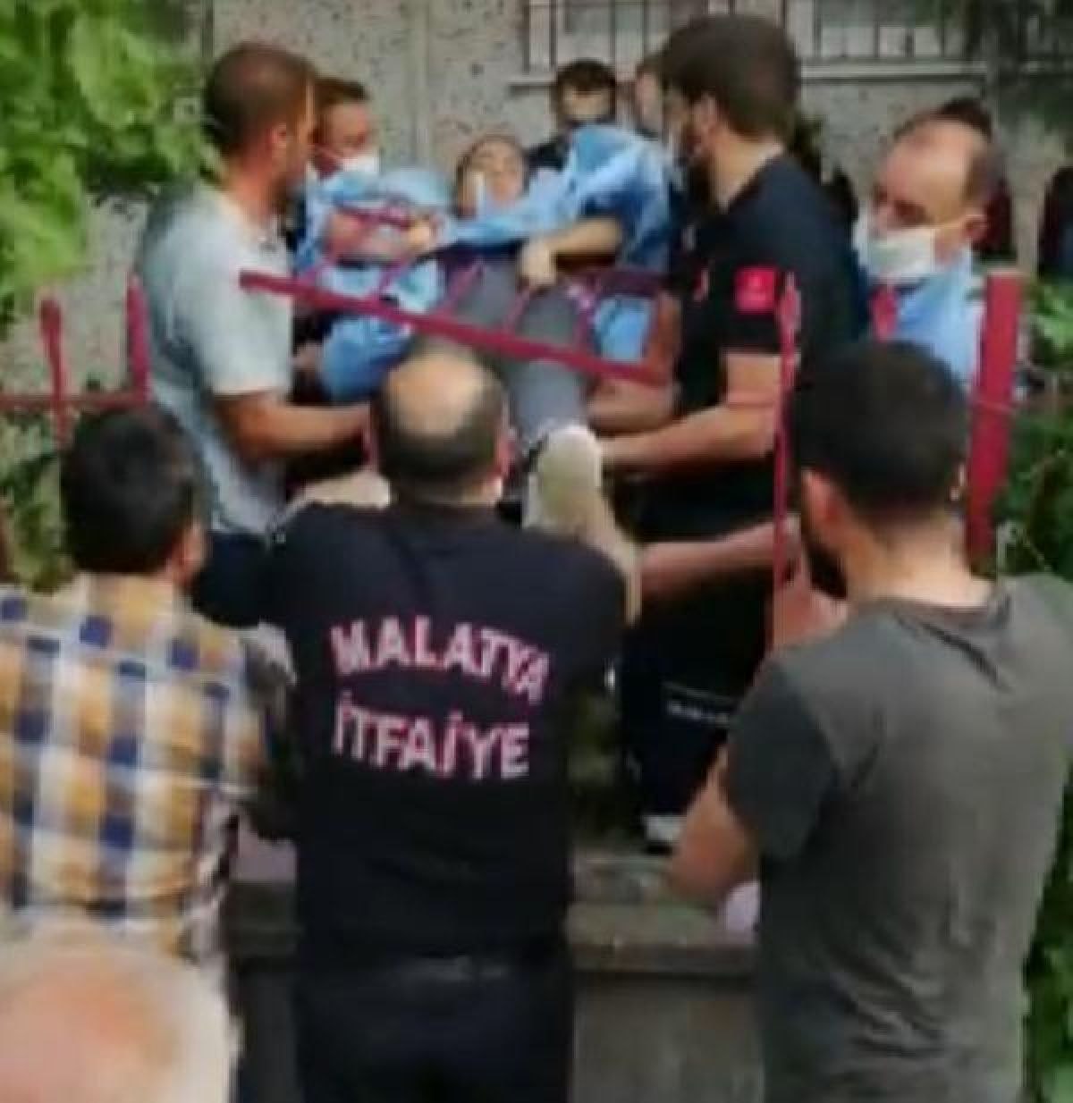 Oyun oynarken göğsüne demir korkuluk saplandı