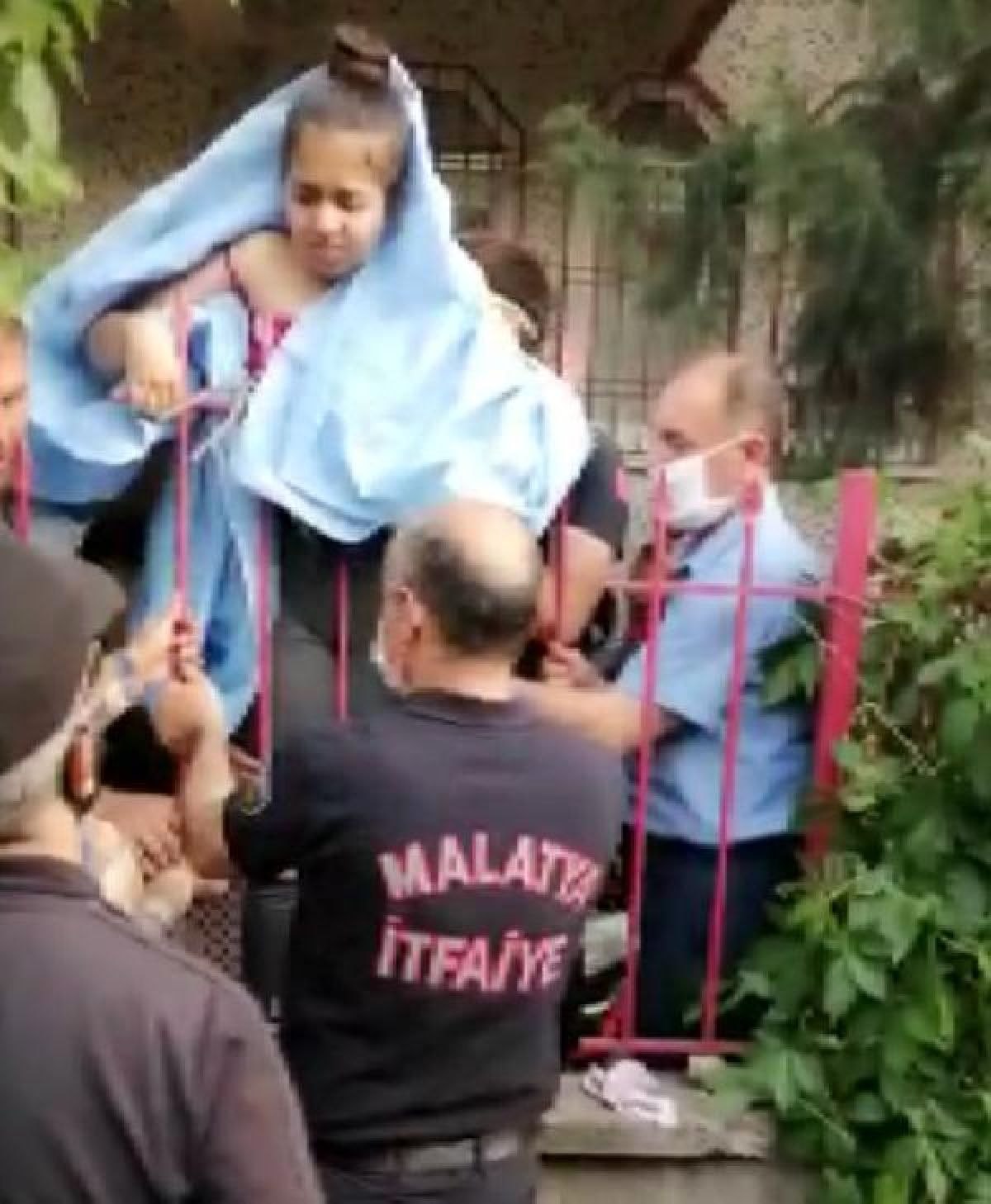 Oyun oynarken göğsüne demir korkuluk saplandı