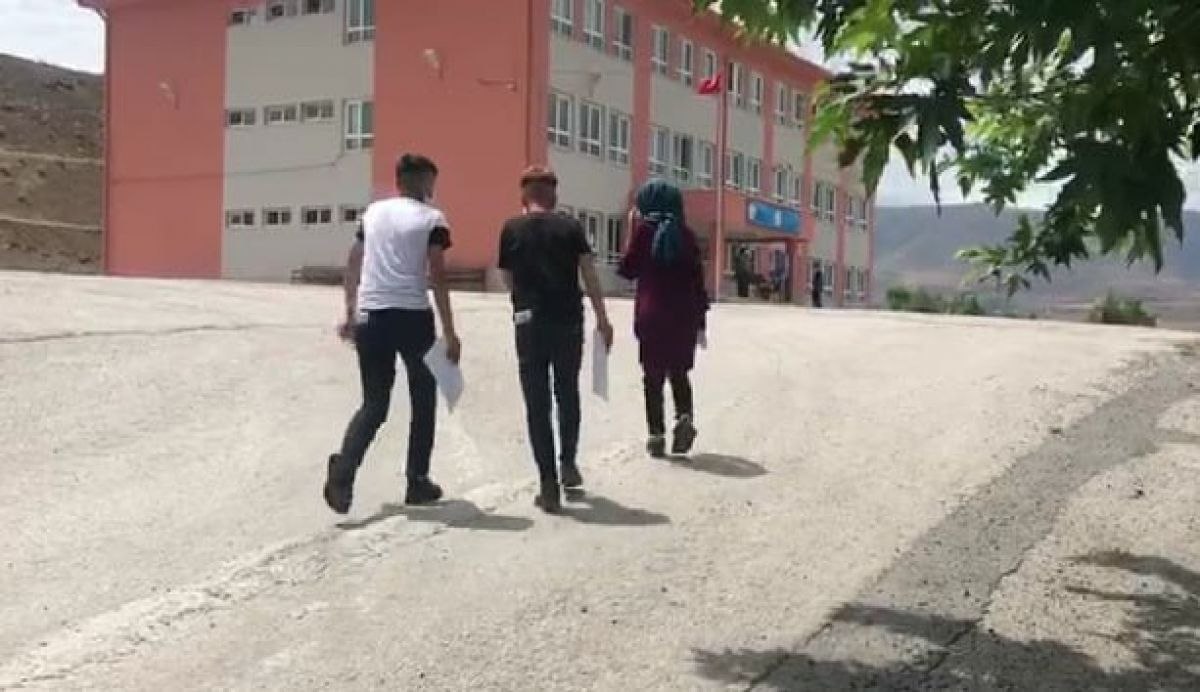 Malatya'da kimliksiz 3 öğrenciye jandarma yardım etti