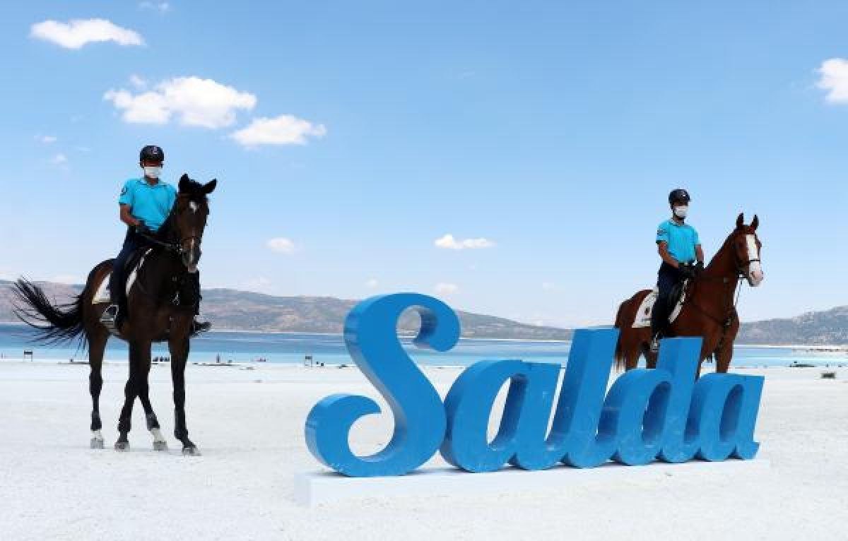 Salda Gölü'nde atlı jandarmalar görev yapacak