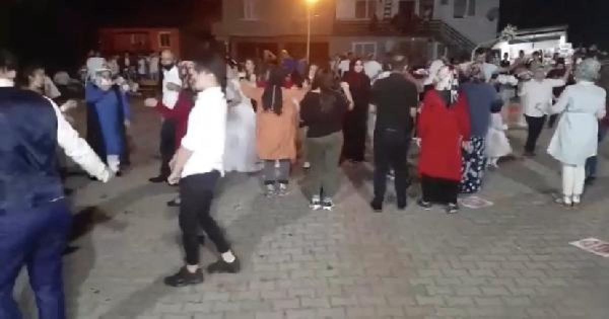 Bartın'da köy düğününde sosyal mesafe unutuldu