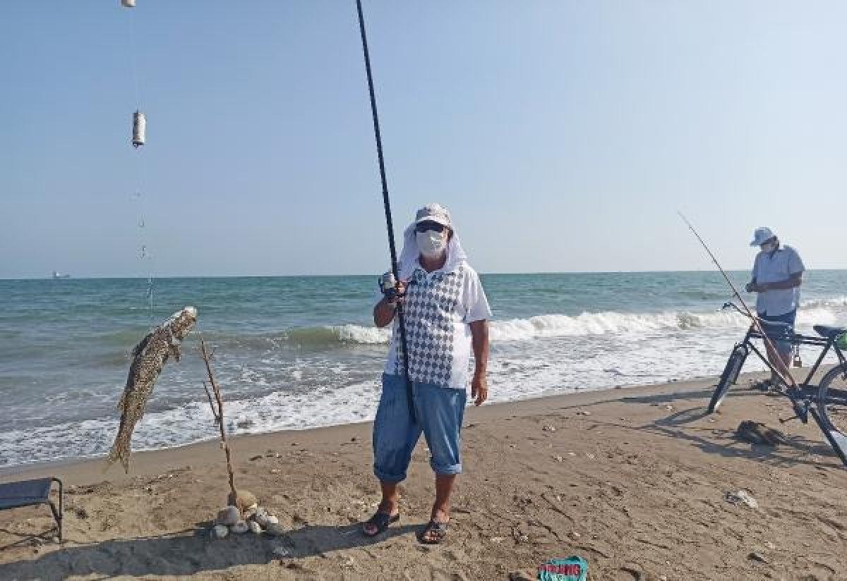 Mersin'de vatandaş sosyal mesafeli balık avına çıktı