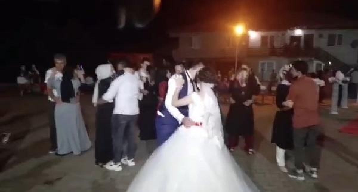 Bartın'da köy düğününde sosyal mesafe unutuldu
