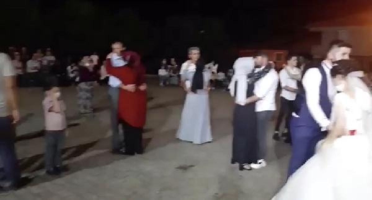 Bartın'da köy düğününde sosyal mesafe unutuldu