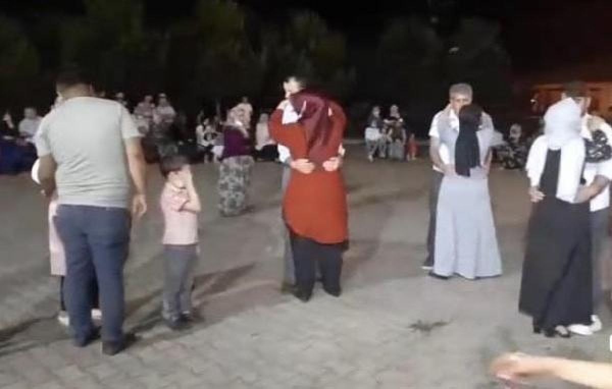 Bartın'da köy düğününde sosyal mesafe unutuldu