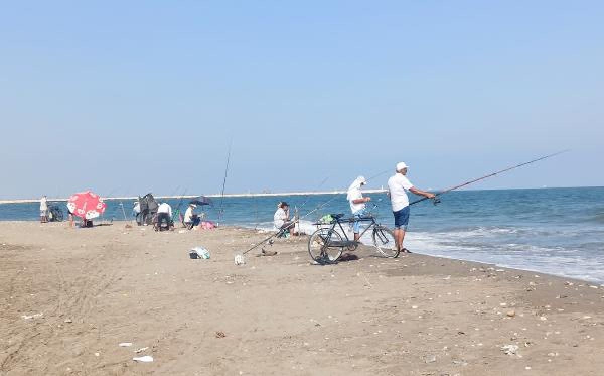 Mersin'de vatandaş sosyal mesafeli balık avına çıktı