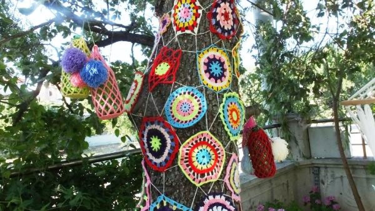Balıkesir'de evinin bahçesini örgülerle süsledi