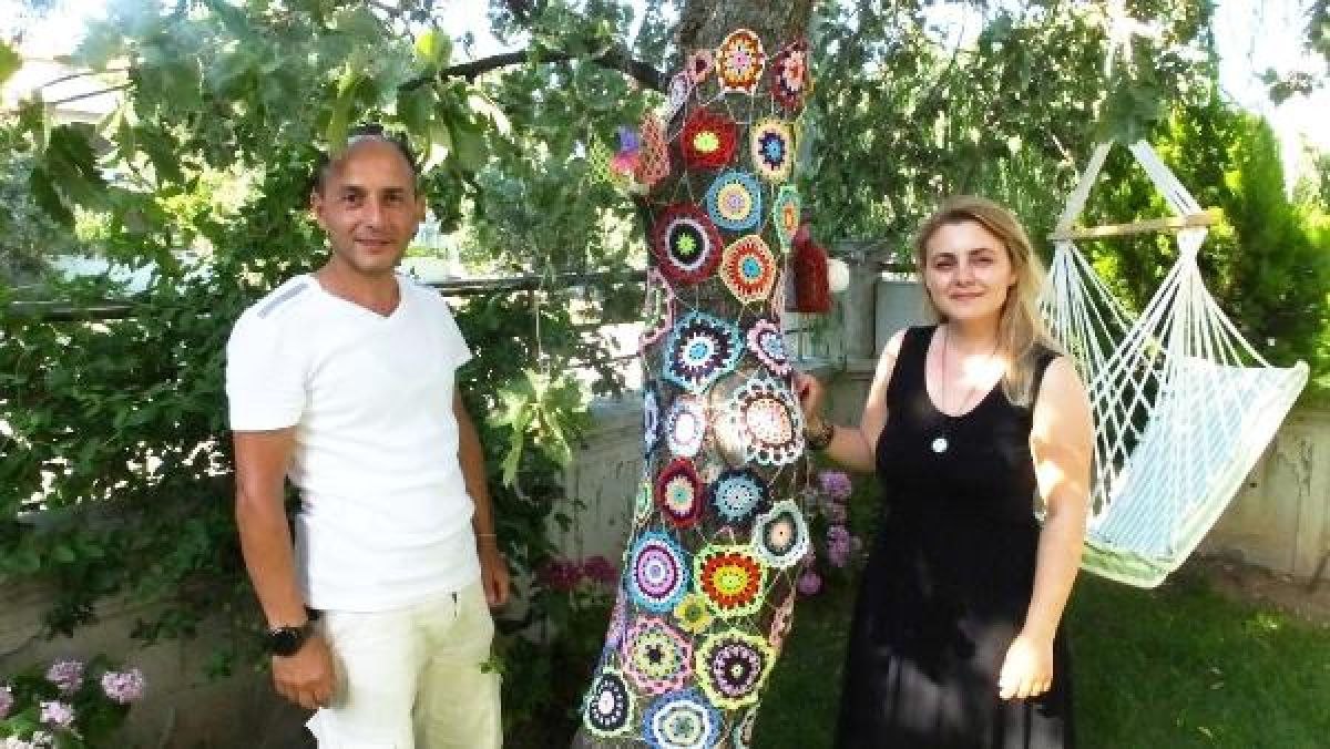 Balıkesir'de evinin bahçesini örgülerle süsledi