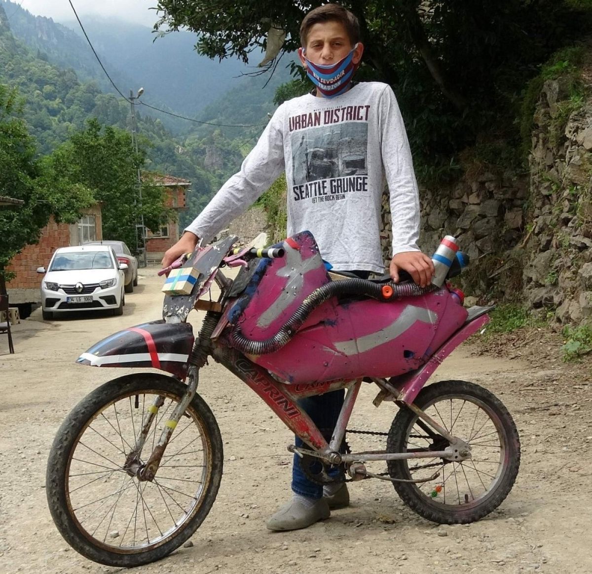 Trabzon'da küçük çocuk motorsuz motosiklet yaptı