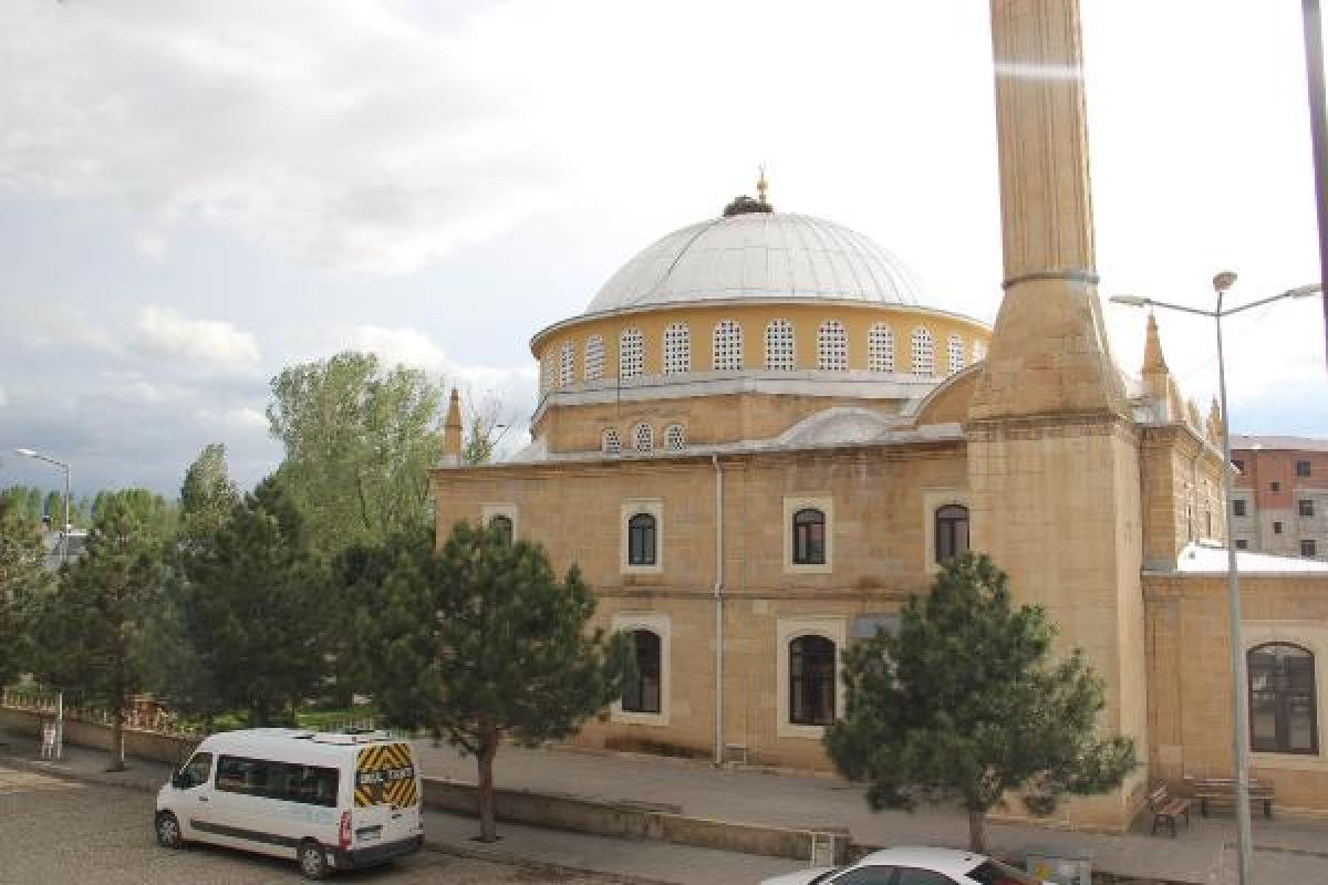 Bayburt’ta 18 yıldır yuvasından ayrılmayan vefalı leylek