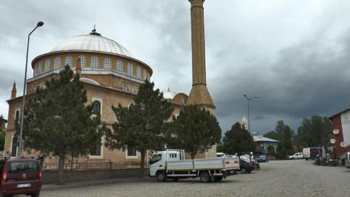 Bayburt’ta 18 yıldır yuvasından ayrılmayan vefalı leylek