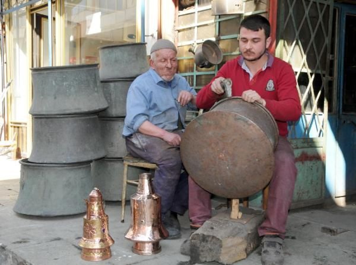 Kayseri'de 60 yıllık mesleğini oğlu ile yaşatıyor
