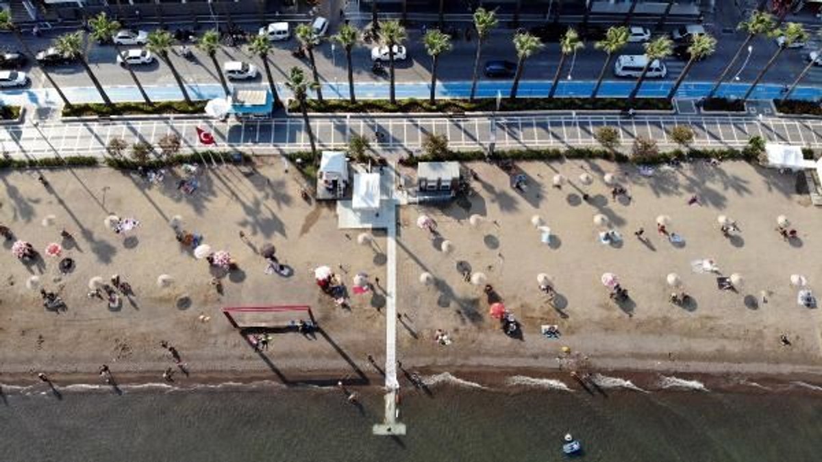 Marmaris'te halk, sosyal mesafeli deniz keyfi sürüyor