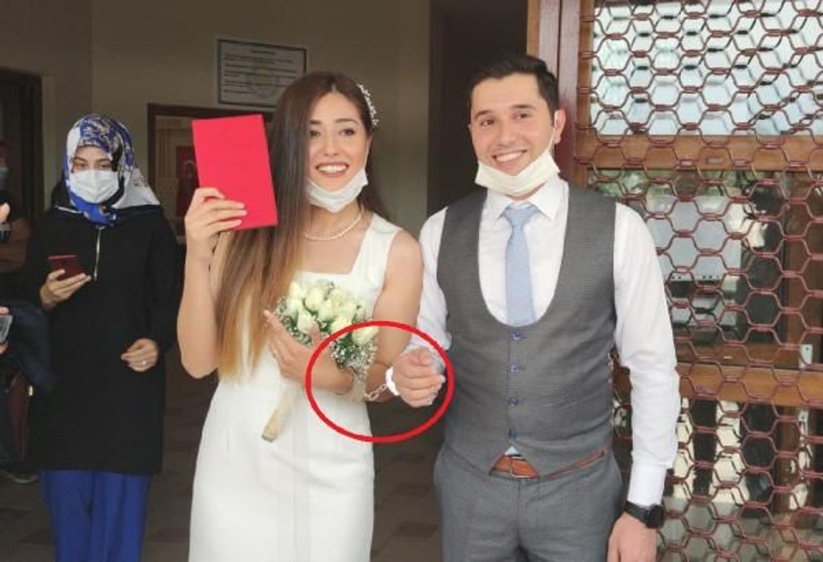 Bursa'da evlenen komiser yardımcılarına kelepçe takıldı