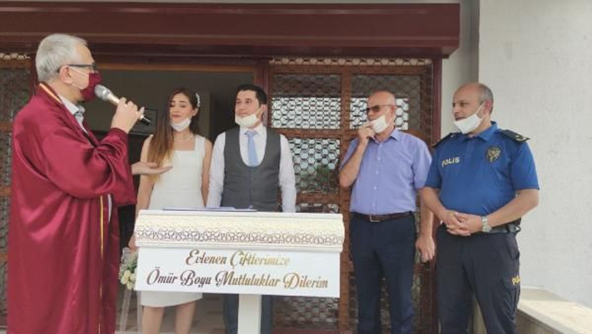Bursa'da evlenen komiser yardımcılarına kelepçe takıldı