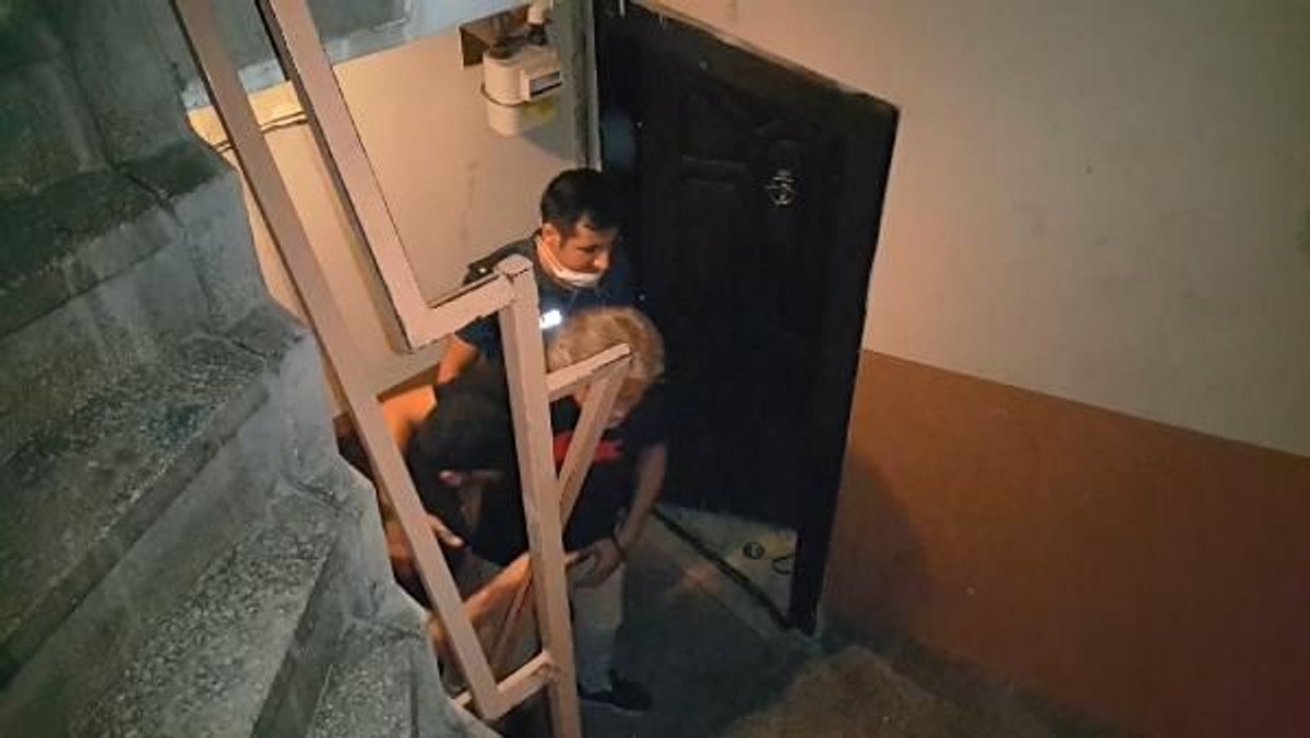Bursa'da 5 yıldır kira ödemediği evden polis çıkardı
