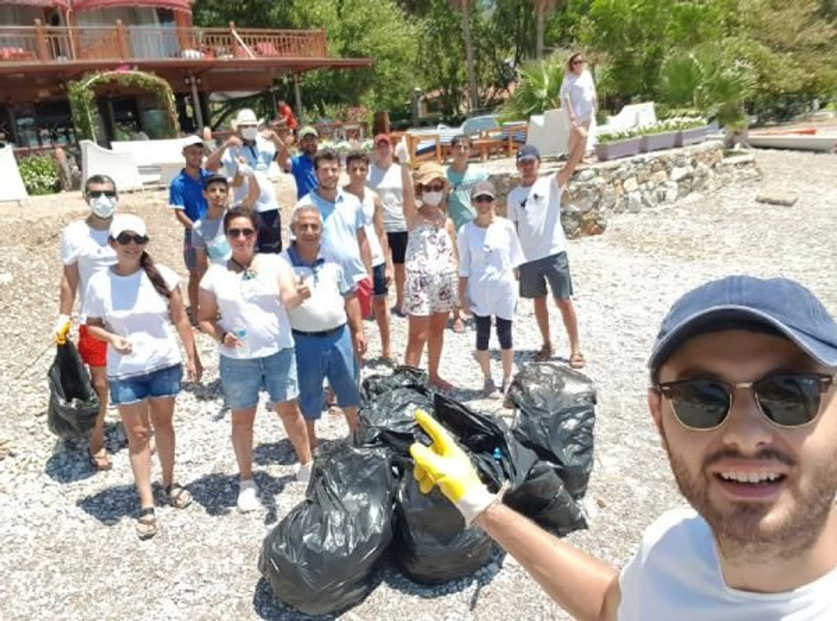 Antalya'da tatilcilerin kirlettiğini turizmci temizledi
