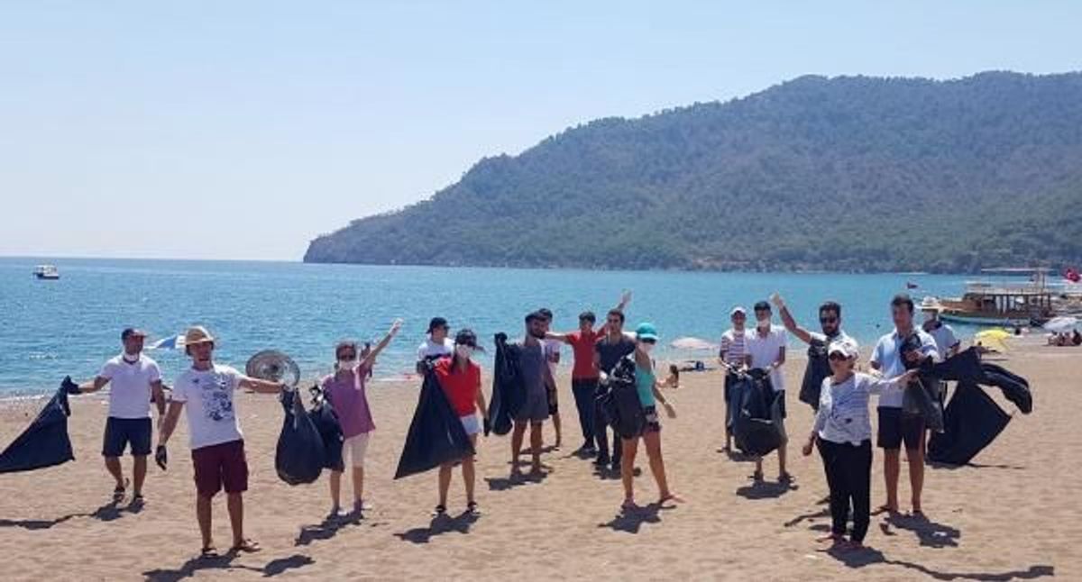 Antalya'da tatilcilerin kirlettiğini turizmci temizledi