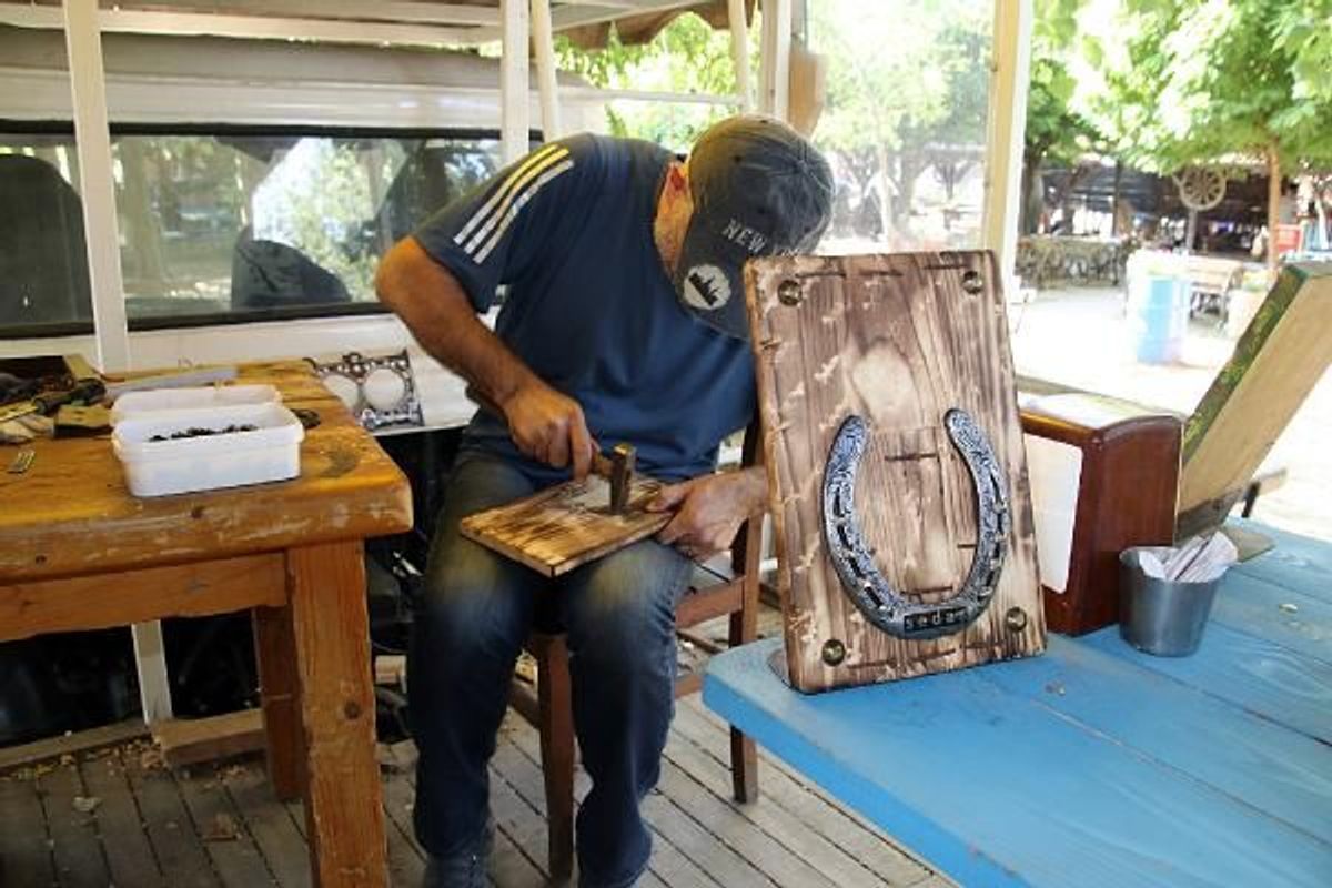 Düzce'de, hurda nalları süs eşyası yapımında kullanıyor