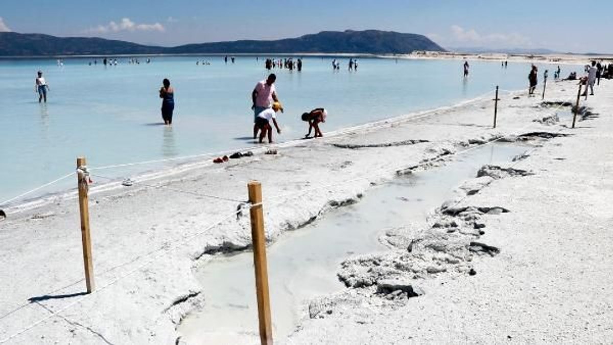 Salda Gölü sahilinde çukurlar oluştu