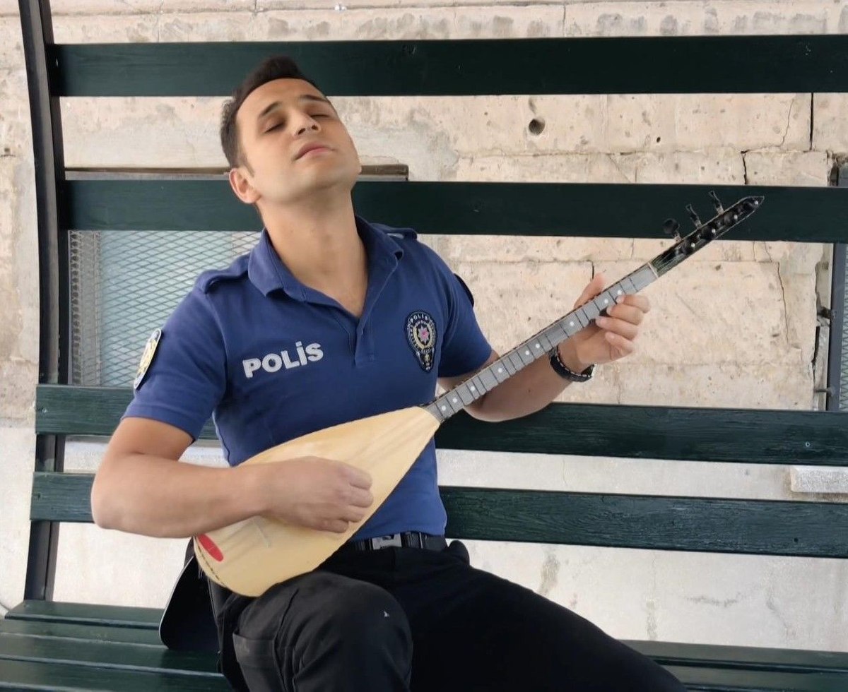 Aksaray'da saz çalıp türkü söyleyen polis binlerce kez izlendi