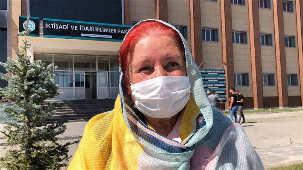 Kars'ta 65 yaşındaki Ayşen teyze, üniversiteli oldu