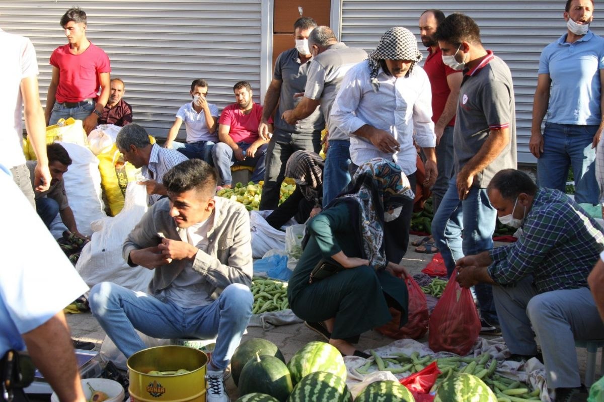 Diyarbakır'da kurulan pazarda sosyal mesafe unutuldu