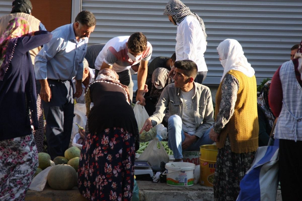 Diyarbakır'da kurulan pazarda sosyal mesafe unutuldu