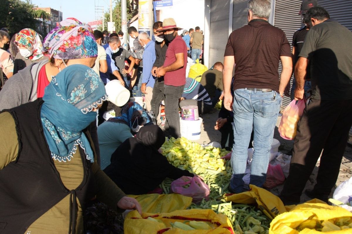 Diyarbakır'da kurulan pazarda sosyal mesafe unutuldu