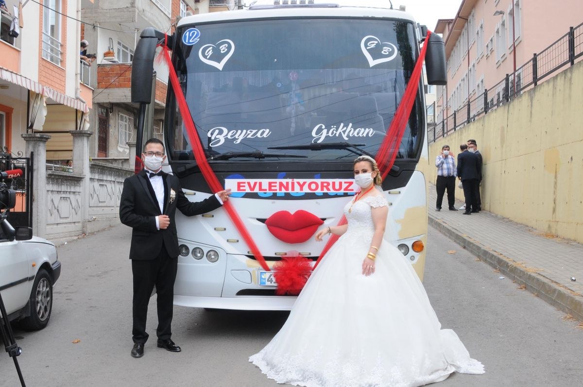 Kocaeli'de servis midibüsünü gelin arabası yaptı
