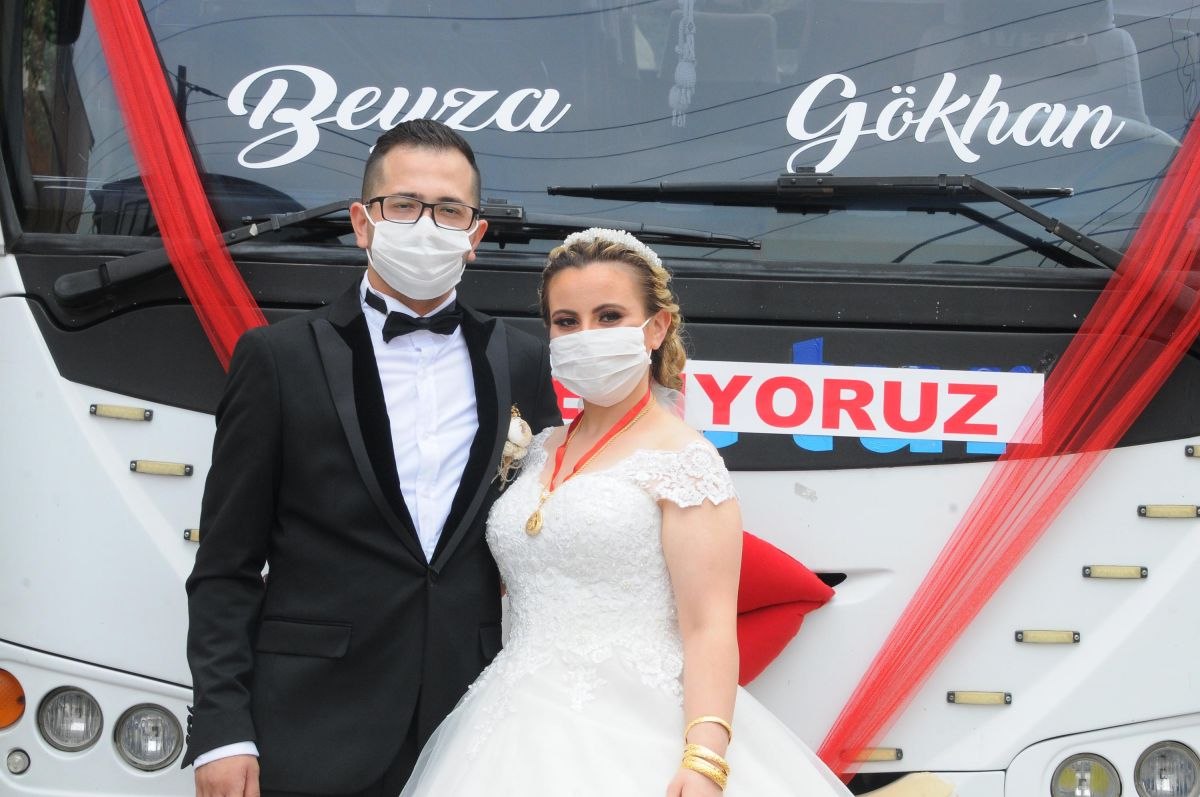 Kocaeli'de servis midibüsünü gelin arabası yaptı