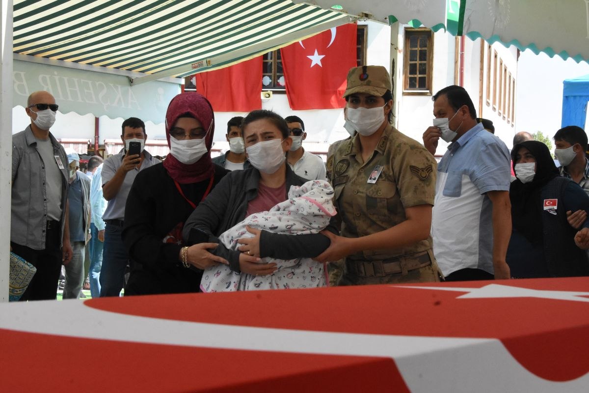 Şehit Sinan Aktay'a kundaktaki bebeğiyle veda