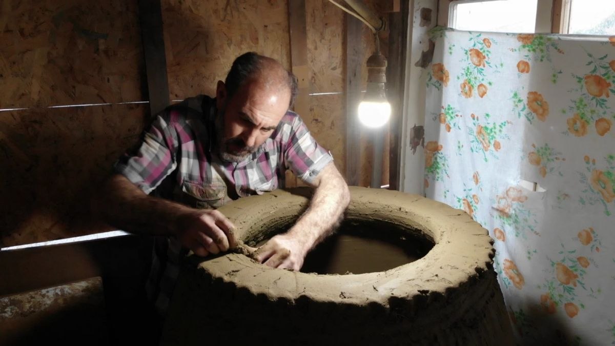 Bayburt'ta babadan kalma atölyesinde 40 yıldır çamura şekil verip, tandır yapıyor