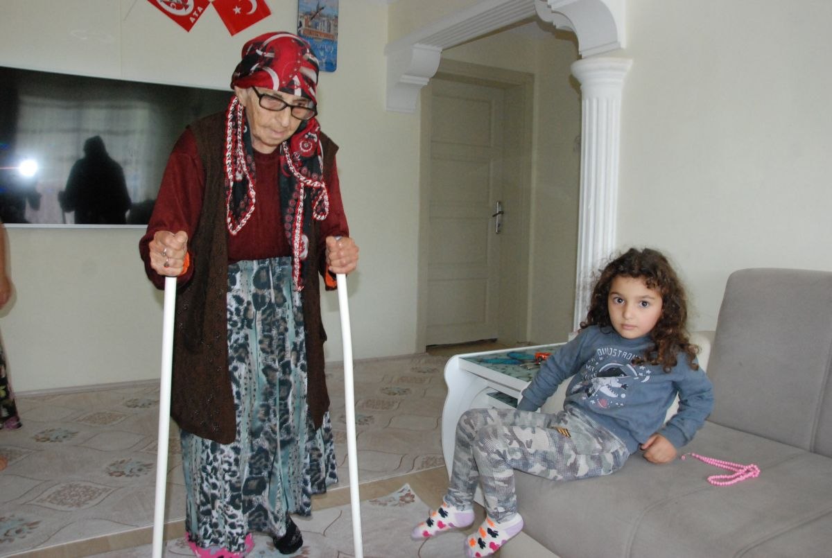 Bartın'da 95 yaşındaki Fatma Nine, koronavirüsü yendi