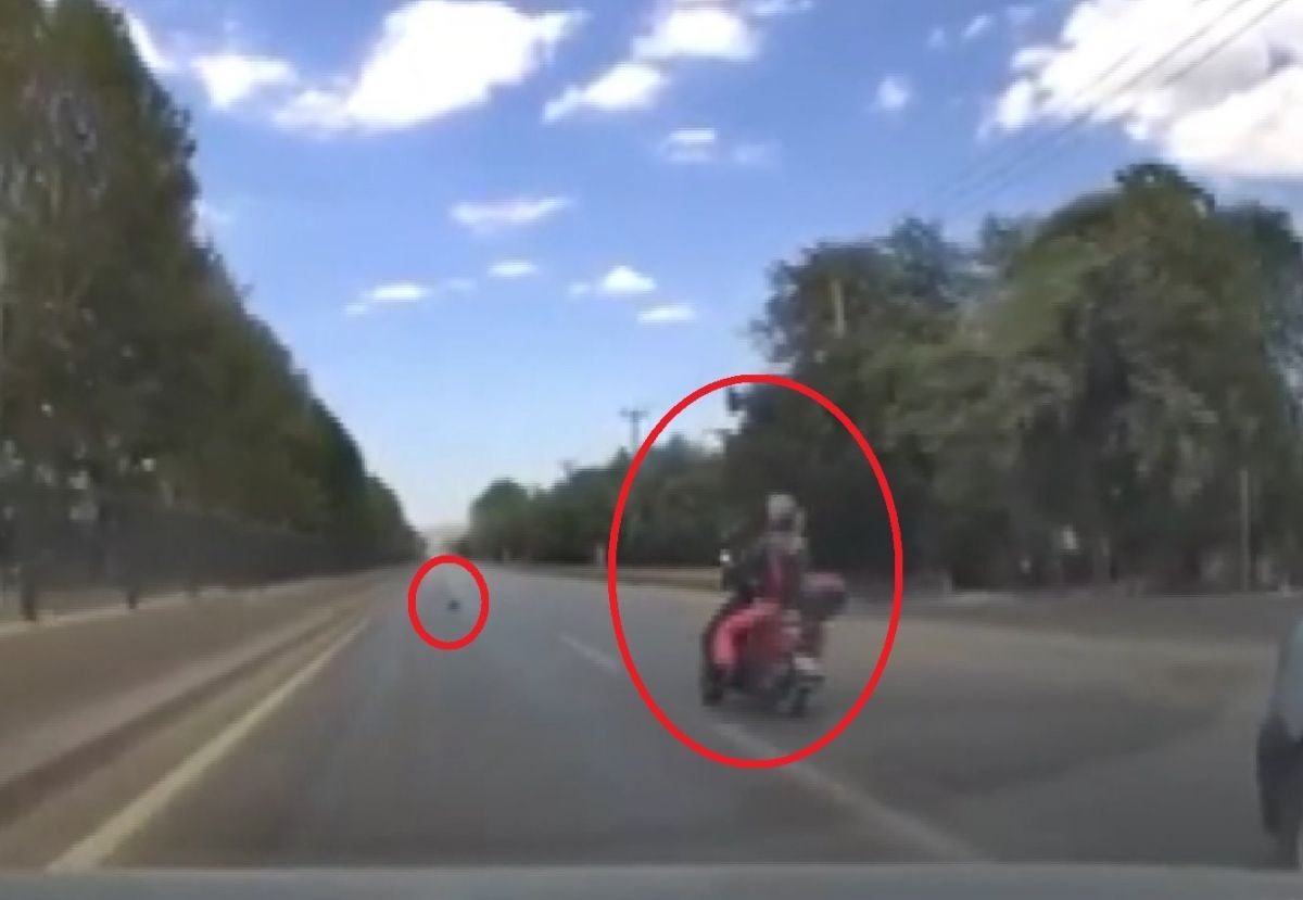 Bursa'da motosikletli şahsın, ayağıyla çöp tutma anı kamerada