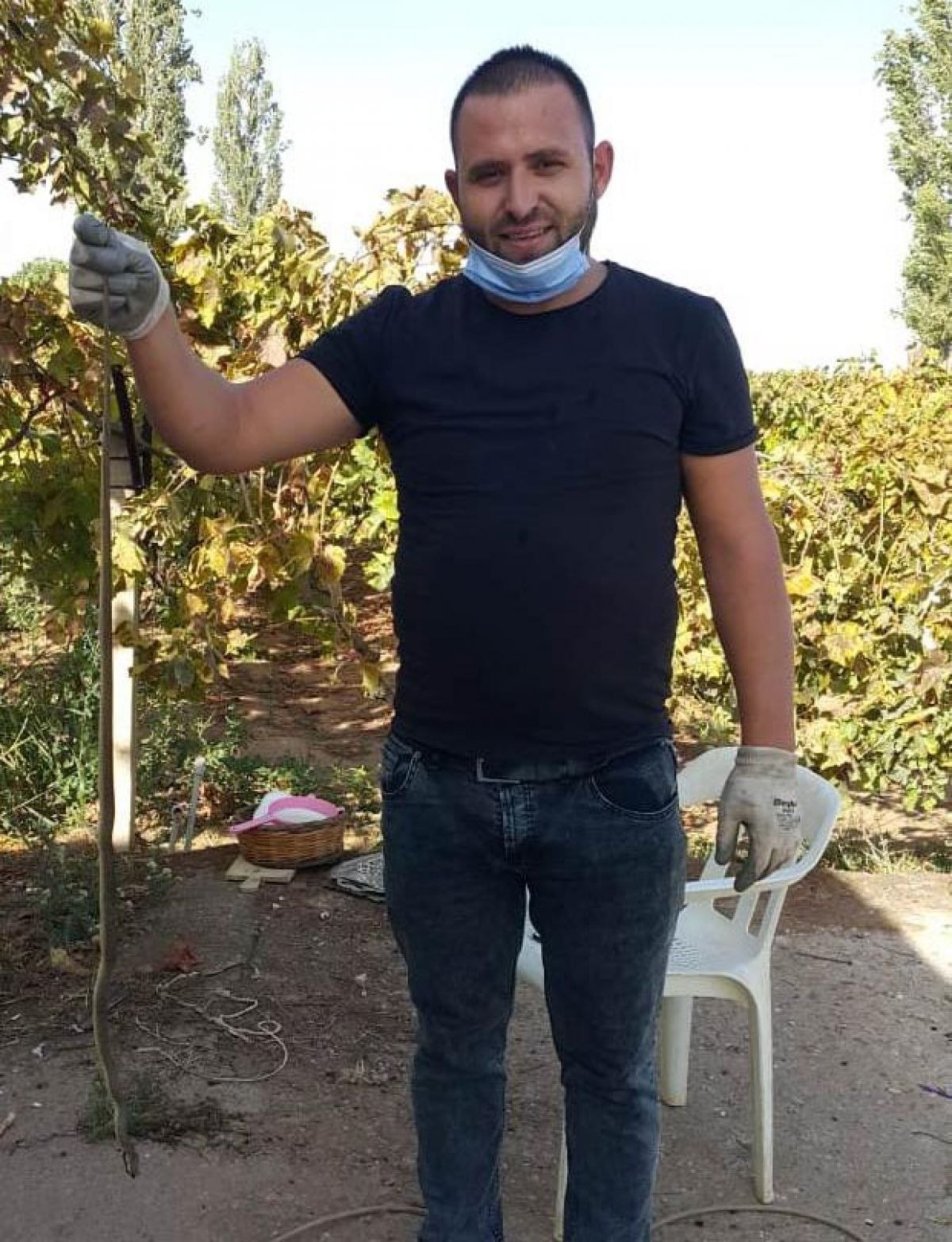 Manisa'da evinden çıkan 1,5 metrelik yılanı kürekle öldürdü