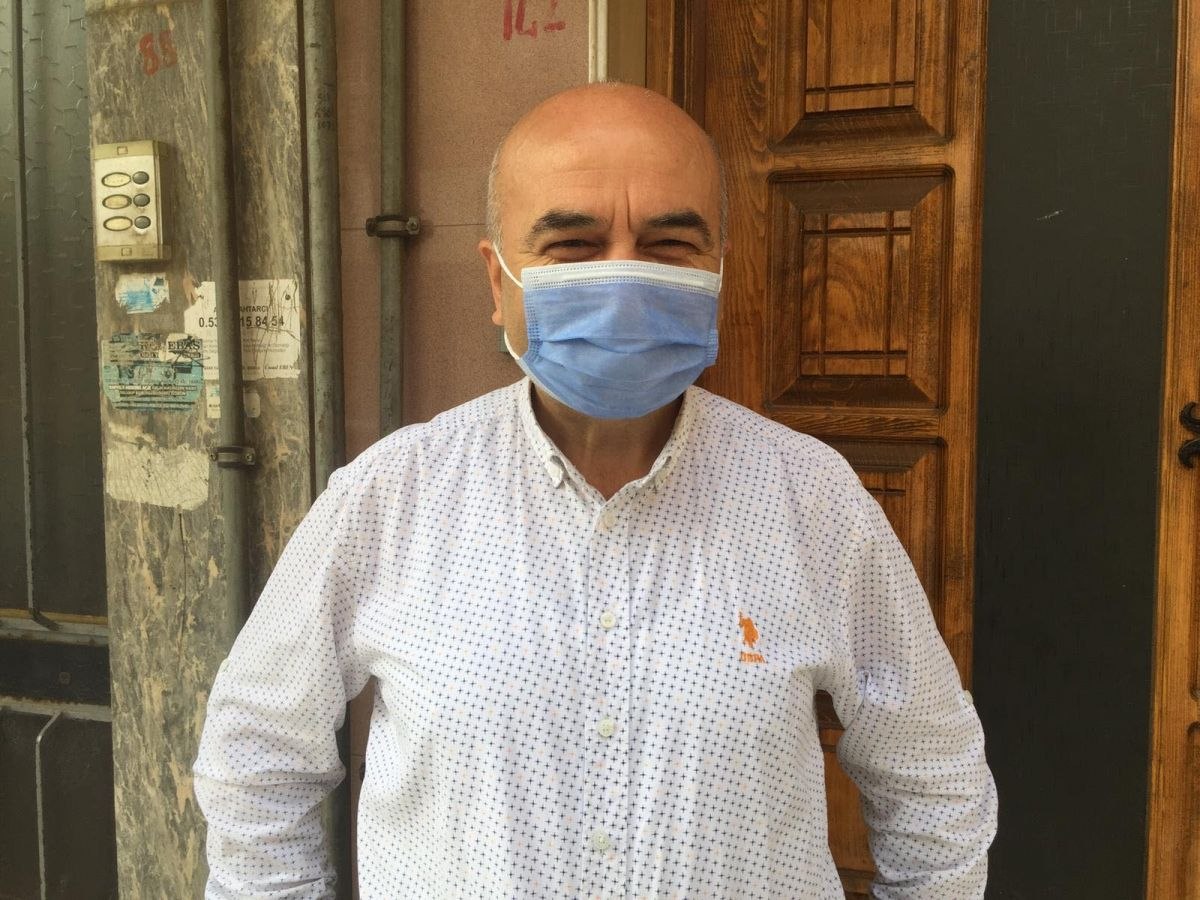 Manisa'da evinden çıkan 1,5 metrelik yılanı kürekle öldürdü