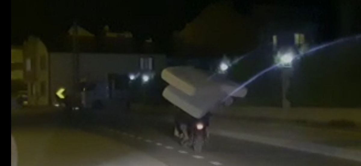 Bursa'da elektrikli bisikletle 2 yatak taşıdı
