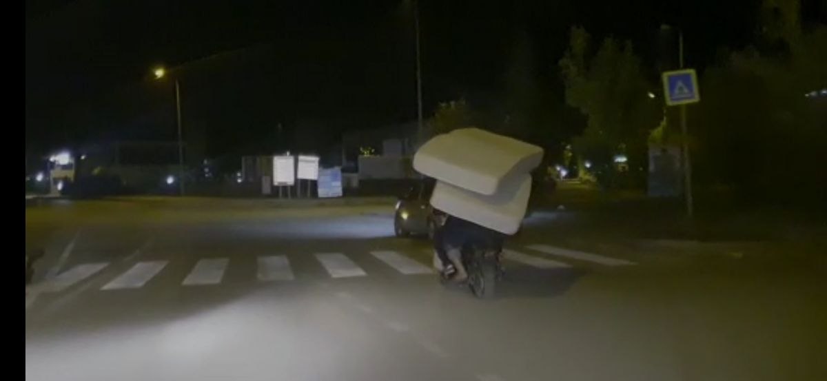 Bursa'da elektrikli bisikletle 2 yatak taşıdı