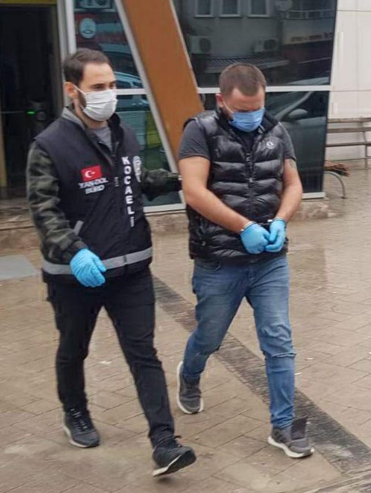 Kocaeli'de telefon dolandırıcısı, parayı çekmek için geldiği bankada yakalandı
