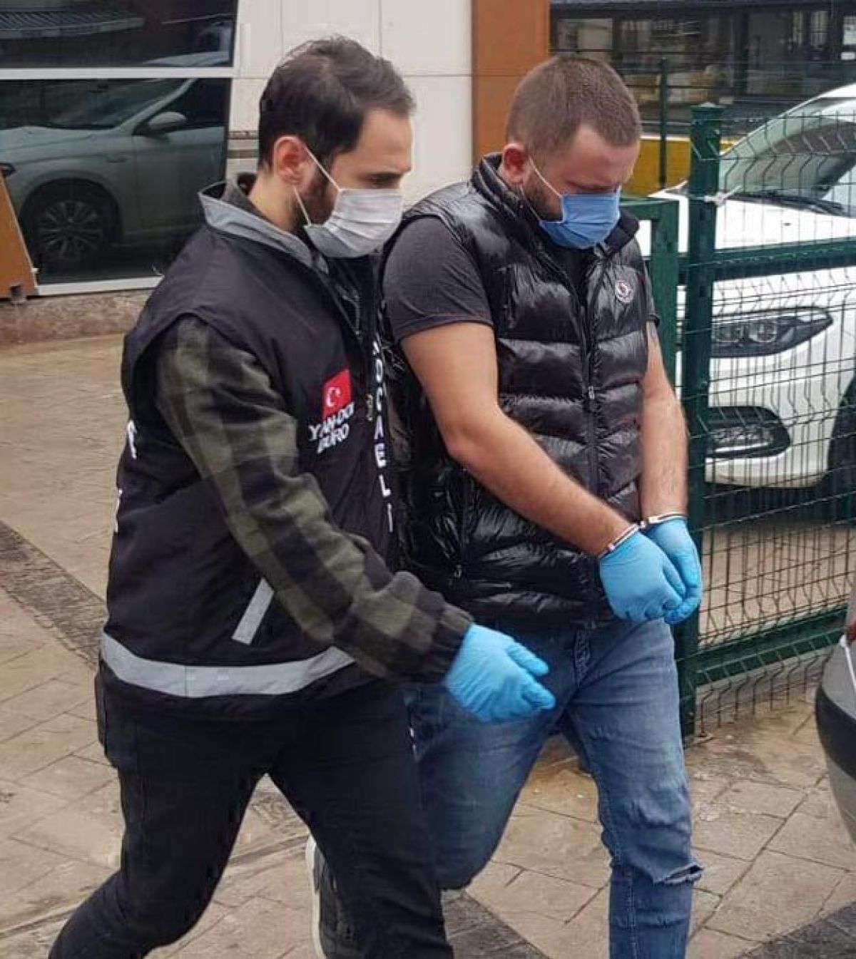 Kocaeli'de telefon dolandırıcısı, parayı çekmek için geldiği bankada yakalandı