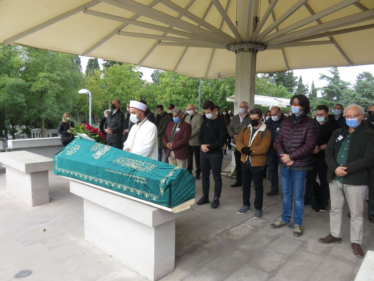 Sanatçı Ahmet Uz, son yolculuğuna uğurlandı