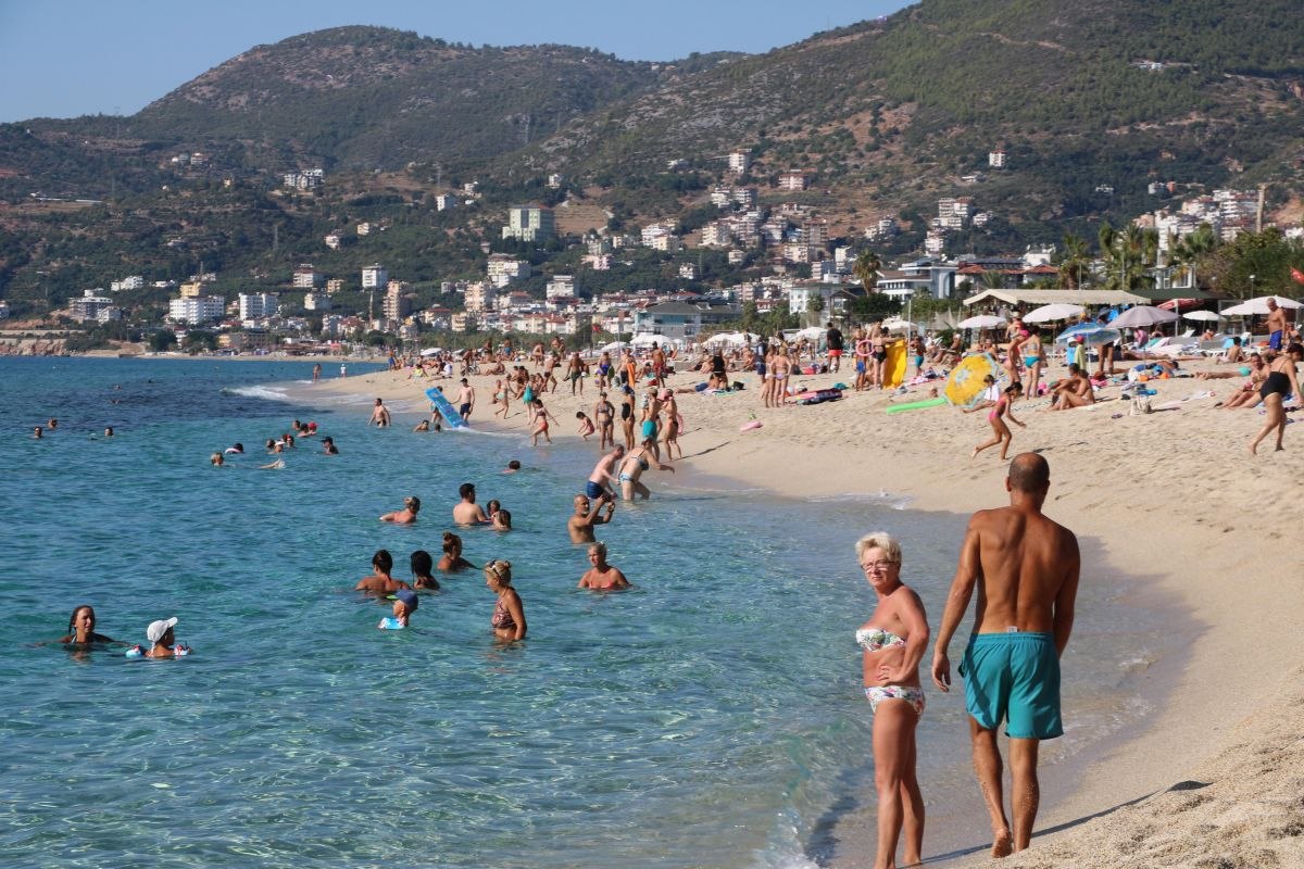 Alanya sahilleri turistlere kaldı