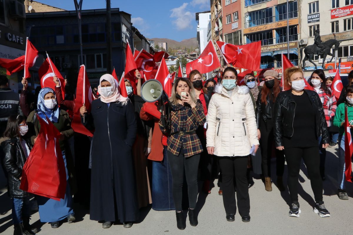 Hakkarililer, Diyarbakır Anneleri'ne destek yürüyüşü düzenledi