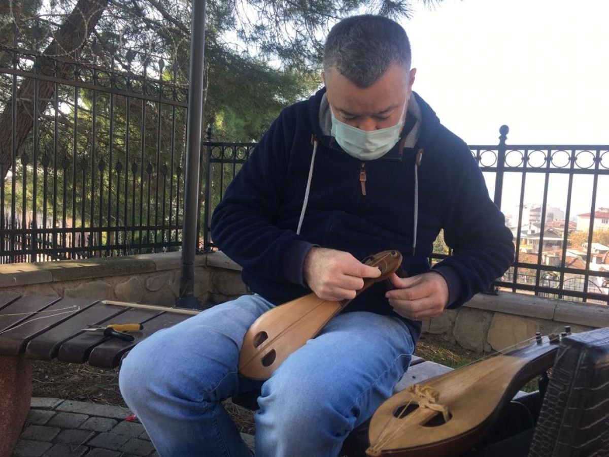 İzmit'te bağırsaktan enstrüman teli yapıyor