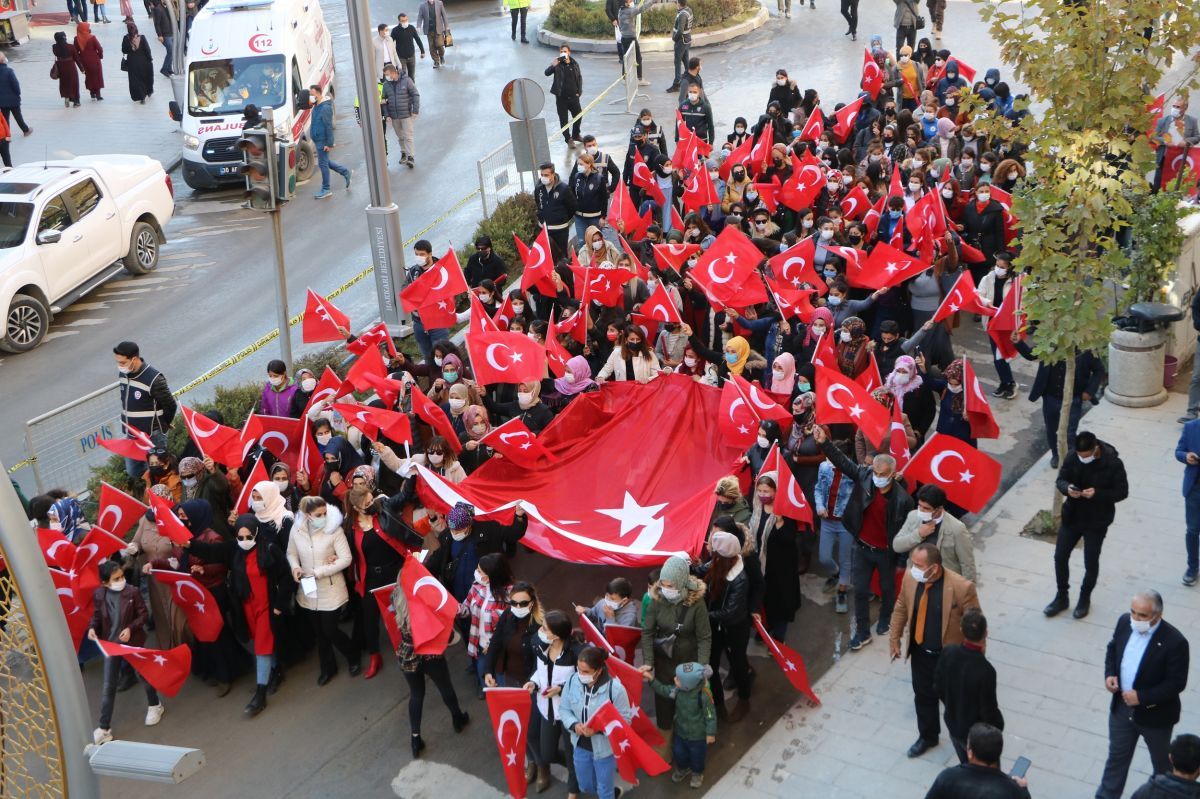 Hakkarililer, Diyarbakır Anneleri'ne destek yürüyüşü düzenledi