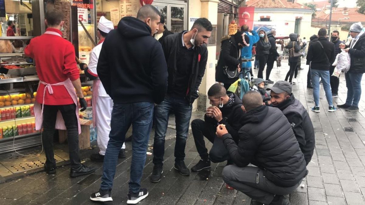 Taksim'de gel-al servisi, restoranların önünü doldurdu