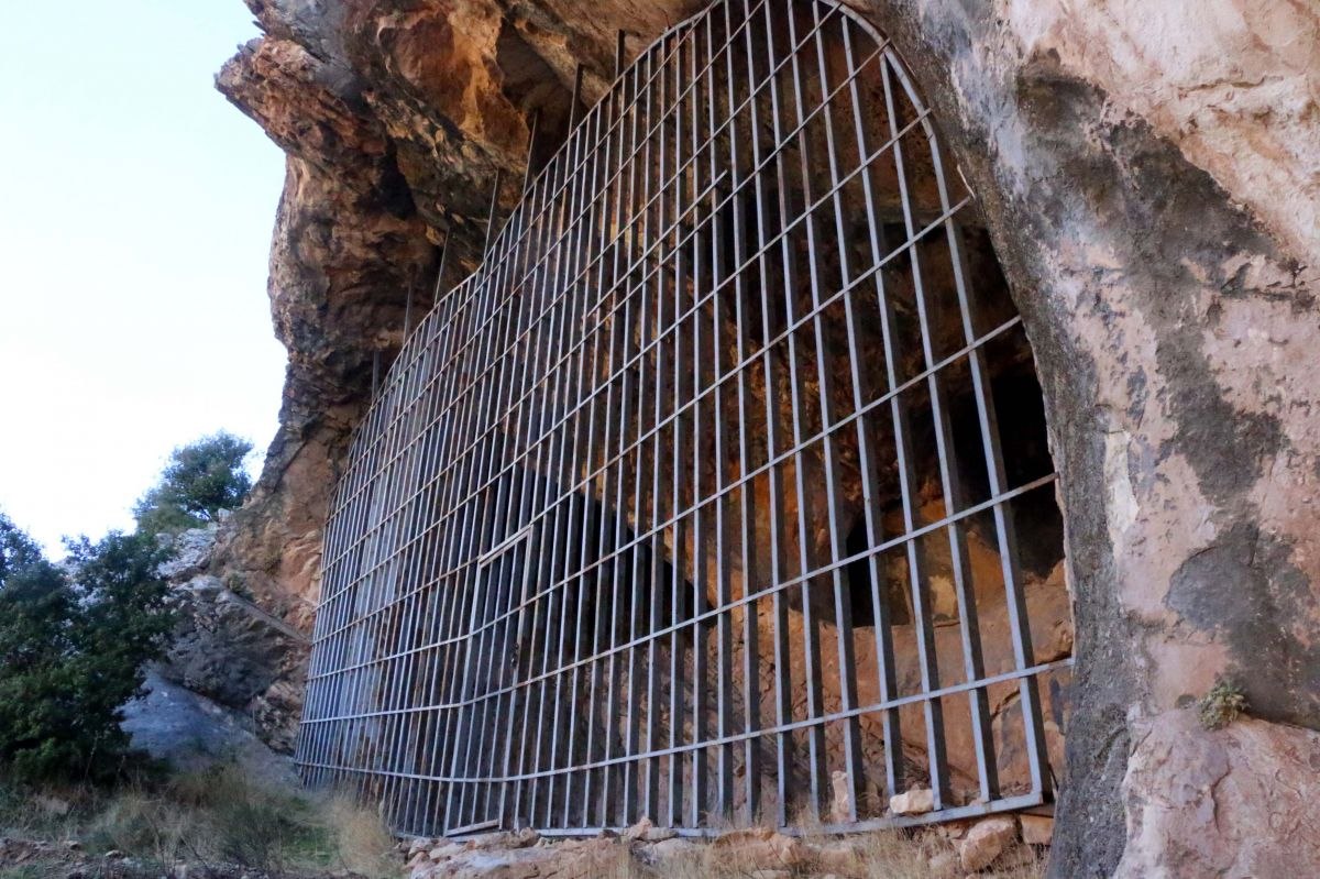 Adıyaman'da tarihi mağara, definecilerden demir kapıyla korunuyor