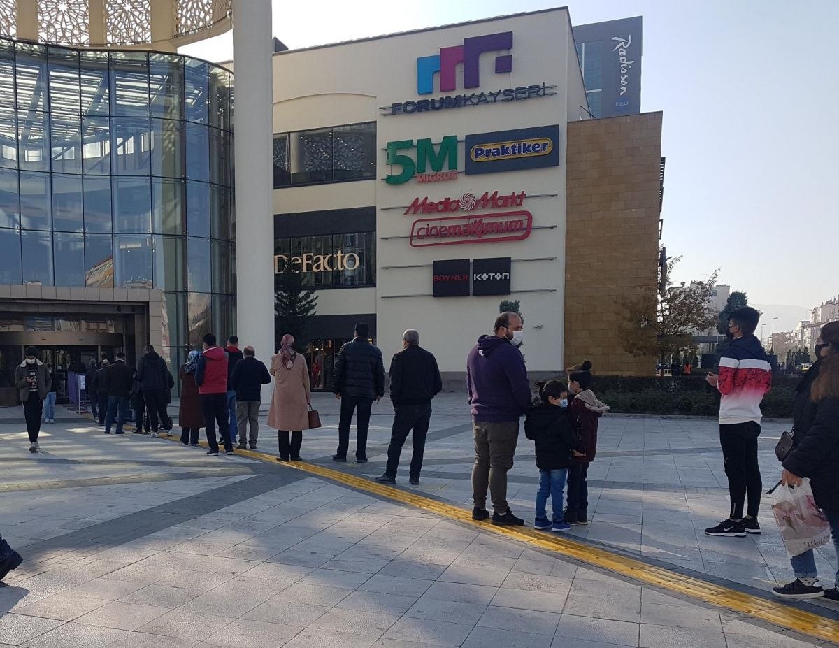 Kayseri'de kısıtlama sonrası sokaklarda yoğunluk oluştu
