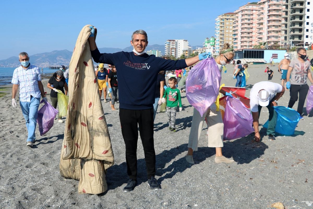 Antalya'nın yerleşik yabancıları sahili temizledi